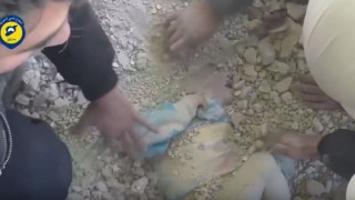 Δαμασκός: Συγκλονιστικό βίντεο-Εθελοντές απεγκλωβίζουν παιδί θαμμένο στα χαλάσματα