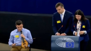 Ο 18χρονος που μάγεψε το Ευρωκοινοβούλιο με τη λύρα του (vid)