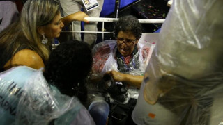 Καρναβαλικό άρμα έπεσε πάνω στο σαμπαδρόμιο του Ρίο - 20 τραυματίες (pics)