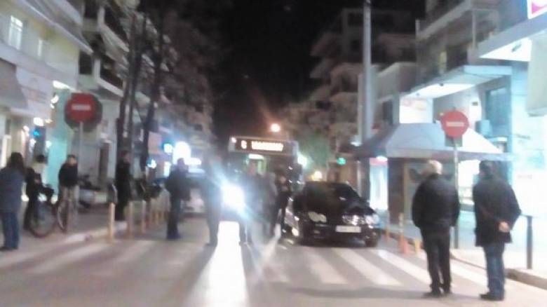 Θεσσαλονίκη: Πολίτες σήκωσαν παράνομα παρκαρισμένη Μερσεντές για να περάσει λεωφορείο (Vid)