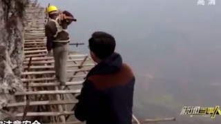 Είναι αυτή η πιο επικίνδυνη δουλειά στον κόσμο; (vid)