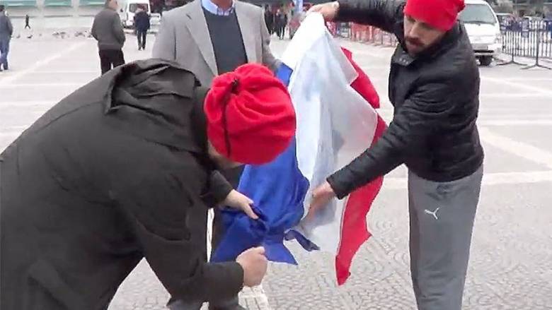 Τούρκοι διαδηλωτές έκαψαν λάθος σημαία (vid)