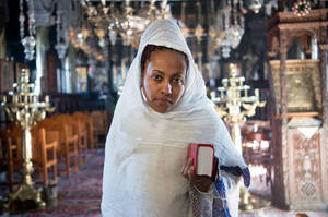Χριστιανή Πρόσφυγας από την Αιθιοπία σε Θεία Λειτουργία της Κυριακής.