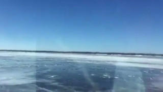 Η τρομακτική στιγμή που αυτοκίνητο καταλήγει στα νερά παγωμένης λίμνης (vid)