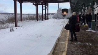 Αυτά συμβαίνουν όταν ένα τρένο πλησιάζει μια χιονισμένη αποβάθρα  (Vid)