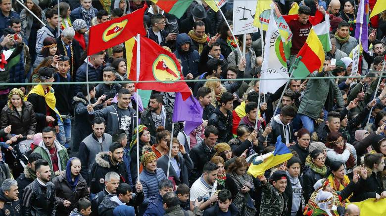Γερμανία: Περίπου 30.000 Κούρδοι διαδήλωσαν για «δημοκρατία στην Τουρκία» (pics)