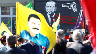 Ελβετία: Εισαγγελική έρευνα για πανό που καλούσε σε «δολοφονία» Ερντογάν (pics)