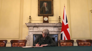 Η Μέι υπέγραψε την επιστολή για την έναρξη του Brexit (pics)