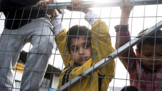 «Όχι» Γιούγκερ σε Αυστρία:  Είστε νομικά υποχρεωμένοι να δεχτείτε πρόσφυγες