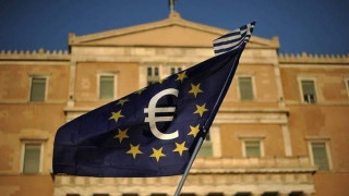 Η απόφαση του Eurogroup απομάκρυνε το φάντασμα του Grexit, λέει ο βελγικός Τύπος