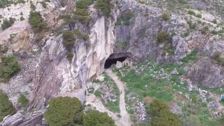 Η σπηλιά του Νταβέλη από ψηλά (Vid) - CNN.gr