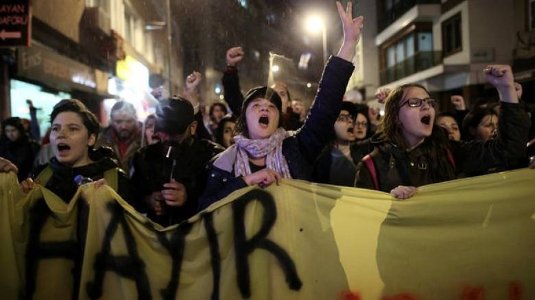 «Βράζει» η Κωνσταντινούπολη - Χιλιάδες διαδηλωτές κατά του ναι (pics)