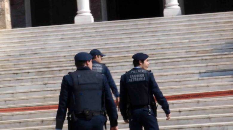 Δύο μικρά αγοράκια βρέθηκαν εγκαταλελειμμένα έξω από εκκλησία στη Θεσσαλονίκη