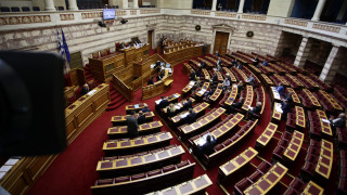 Πανδαιμόνιο στη Βουλή - Βουλευτές φώναζαν «ντροπή, ντροπή»