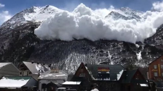 Παραλίγο τραγωδία: Κάμερα κατέγραψε χιονοστιβάδα στο υψηλότερο σημείο της Ευρώπης (Vid)