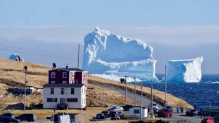 Ένα παγόβουνο στον Καναδά «εξιτάρει» τους τουρίστες (pics)