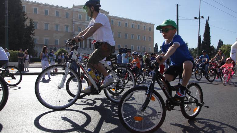 Ποδηλατικός Γύρος Αθήνας: 15.000 ποδηλάτες στην πλατεία Συντάγματος