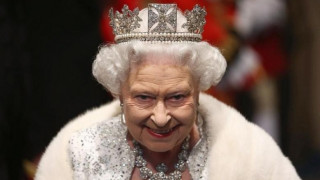 Η 91χρονη βασίλισσα Ελισάβετ οδηγεί μόνη της τζάκουαρ (pics)