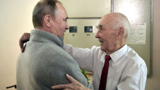 Τα «χρόνια πολλά» του Πούτιν και τα ξεχωριστά δώρα στον άλλοτε ισχυρό άνδρα της KGB (pics&vid)