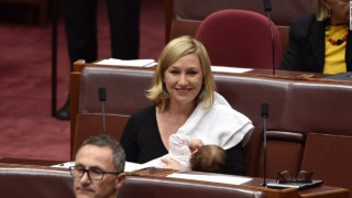 Αυστραλιανή Γερουσιαστής έγραψε ιστορία θηλάζοντας το μωρό της στο Κοινοβούλιο