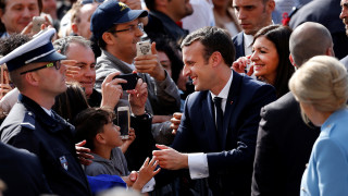 Γαλλία: Θερμή υποδοχή Μακρόν στο δημαρχείο του Παρισιού (pics)