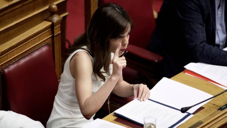 Με σημειώσεις και laptop στα έδρανα της Βουλής η Έφη Αχτσιόγλου (pics)