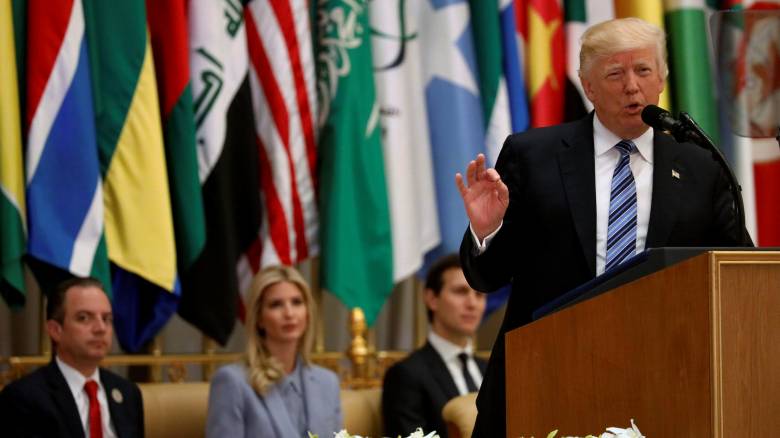 O Τραμπ κάλεσε τον αραβικό κόσμο να απομονώσει το Ιράν