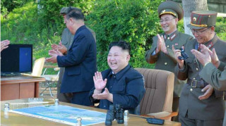 Πανευτυχής ο Κιμ Γιονγκ Ουν για τη νέα πυραυλική δοκιμή (pics)