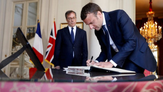 Την πρεσβεία της Βρετανίας στο Παρίσι επισκέφτηκε ο Μακρόν - Το μήνυμά του κατά της τρομοκρατίας