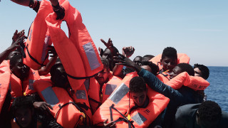Γιγαντιαία επιχείρηση διάσωσης 1.700 μεταναστών ανοικτά της Λιβύης, δεκάδες νεκροί