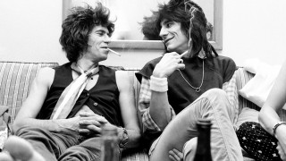 Rolling Stones: Ο Kιθ Ρίτσαρντς δημοπρατείται & ο Ρόνι Γουντ νοσηλεύεται