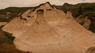 Η Αριζόνα της Κρήτης βρίσκεται στα Χανιά: Οι εντυπωσιακοί πυραμιδωτοί κομόλιθοι από ψηλά (Vid)