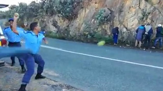 Σάλος με βίντεο που δείχνει αστυνομικούς να κακομεταχειρίζονται κλέφτες...μήλων (vid)