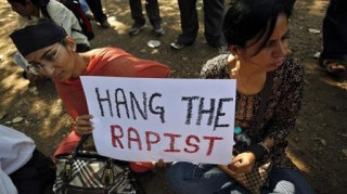 Νεαρός έπεσε θύμα κατ’επανάληψη βιασμού από συμμορία γυναικών
