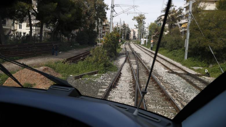 Θανάσιμος τραυματισμός γυναίκας από διερχόμενη αμαξοστοιχία στο κέντρο της Αθήνας
