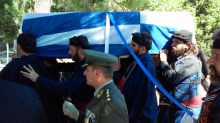 Η συγκλονιστική φωτογραφία στην κηδεία του Κωνσταντίνου Μητσοτάκη