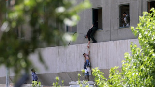 Ιράν:Η συγκλονιστική στιγμή που αστυνομικοί φυγαδεύουν ένα παιδί από το κοινοβούλιο (pic)