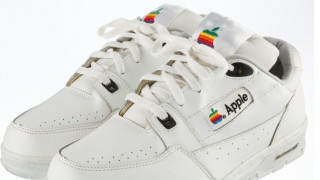 Με 15.000 δολάρια μπορείτε να αγοράσετε τα αθλητικά παπούτσια της Apple (vid)