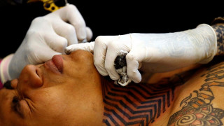 Εκαναν τατουάζ στο μέτωπο 17χρονου για να τον τιμωρήσουν (pic+vid)
