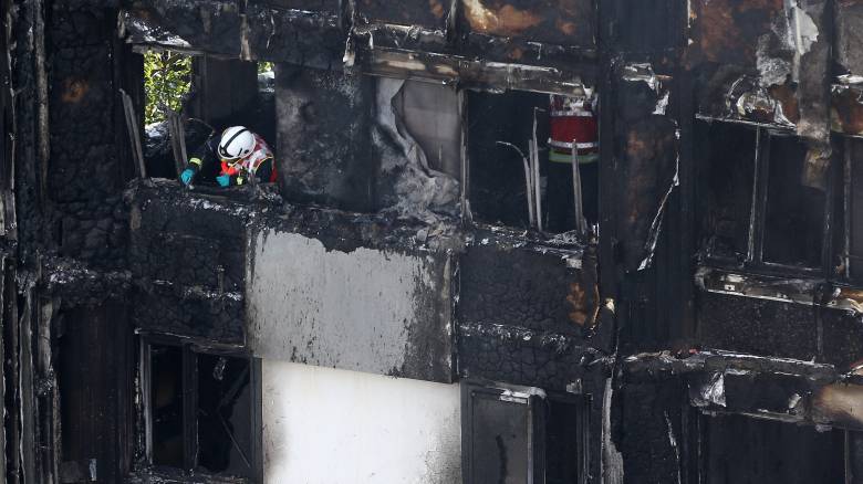 Πυρκαγιά Λονδίνο: Μητέρα πέταξε το παιδί της στο κενό για να το σώσει