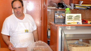 Ξανάνοιξε ο φούρνος στη σεισμόπληκτη Βρίσα - «Η ζωή πρέπει να συνεχίζεται» (pics)