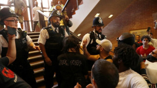 Λονδίνο: Εξαγριωμένοι πολίτες εισέβαλαν στο δημαρχείο του Κένσιγκτον (pics&vid)