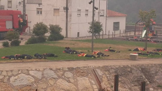 Η ξεκούραση των πολεμιστών: Οι φωτογραφίες με τους Πορτογάλους πυροσβέστες που έγιναν viral