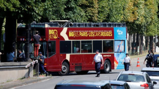 Διώροφο τουριστικό λεωφορείο έπεσε στον τοίχο σήραγγας στο Παρίσι