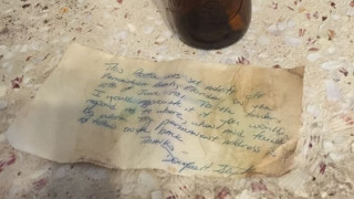 Βρήκε μήνυμα σε μπουκάλι μετά από 36 χρόνια και εντόπισε τον αποστολέα μέσω facebook
