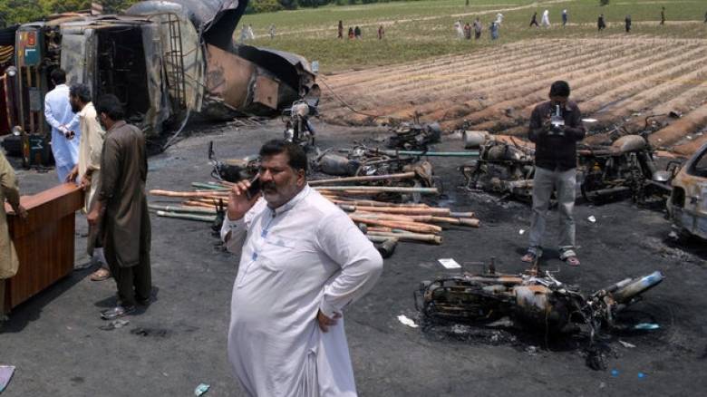 Έκρηξη πετρελαιοφόρου φορτηγού στο Πακιστάν - Πάνω από 140 άνθρωποι κάηκαν ζωντανοί (pics&vid)
