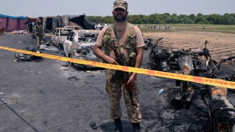Πακιστάν: 190 οι νεκροί από έκρηξη βυτιοφόρου (pics&vid)