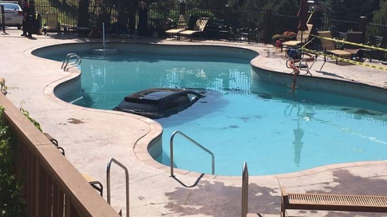 Γιαγιά έκανε βουτιά με το αυτοκίνητό της σε πισίνα ξενοδοχείου στο Κολοράντο (Vid)