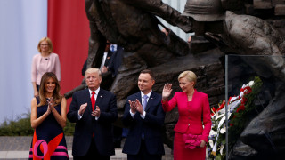 Η «αμήχανη» χειραψία του Τραμπ με την Πρώτη Κυρία της Πολωνίας (vid)