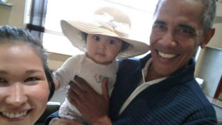 Ο Μπαράκ Ομπάμα ξέρει πώς να γοητεύει: Η σέλφι με ένα μωρό που ενθουσίασε το διαδίκτυο